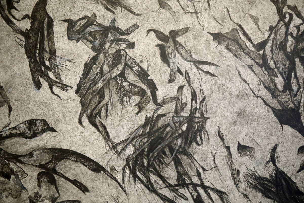 Erinnert an die Entwürfe des "Arts and Crafts"-Künstlers William Morris, basiert aber auf Algenspuren auf Helgoland: "Dunkle Zeichen" aus dem Jahr 2023.