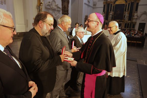 Bischof Dr. Franz Jung überreichte Dr. Harald Ebert den päpstlichen Silvesterorden.