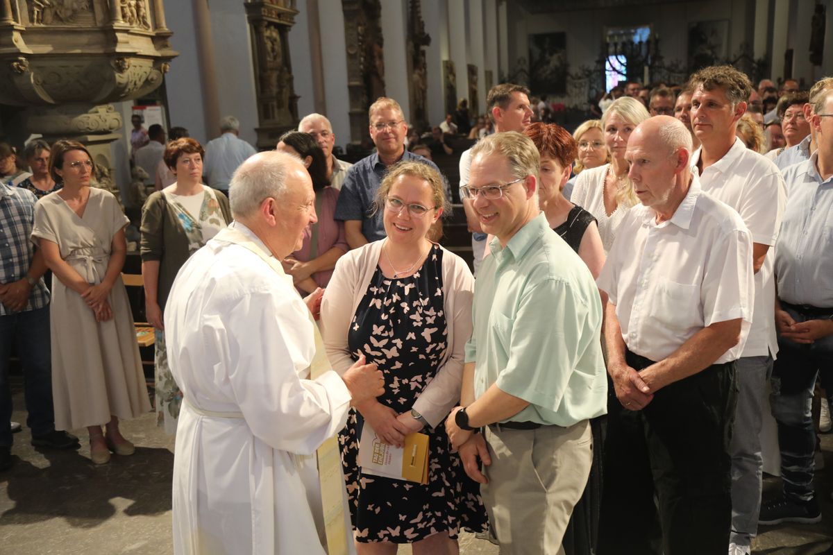 Mit rund 1000 Eheleuten, die in diesem Jahr Silberhochzeit haben, feierte Bischof Dr. Franz Jung am Freitagabend, 4. Juli 2025, einen Pontifikalgottesdienst im Kiliansdom. Im Anschluss erteilten er, Weihbischof Paul Reder sowie weitere Seelsorgerinnen und Seelsorger den Paaren einzeln den Segen.