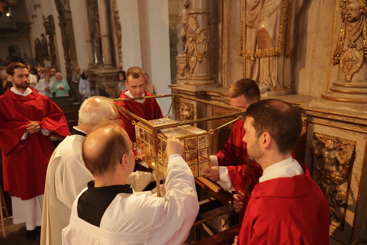 Mit einer Reliquienprozession von Sankt Burkard über die Alte Mainbrücke und einem Pontifikalgottesdienst im Kiliansdom ist am Sonntag, 6. Juli, die Kiliani-Wallfahrtswoche 2025 eröffnet worden.