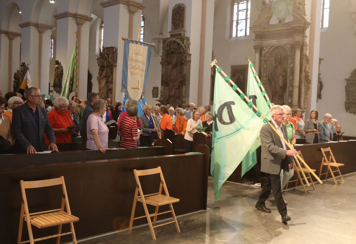 Weihbischof Paul Reder feierte am Dienstagabend, 8. Juli, einen Kiliani-Pontifikalgottesdienst mit den Katholischen Erwachsenenverbänden im Kiliansdom. 