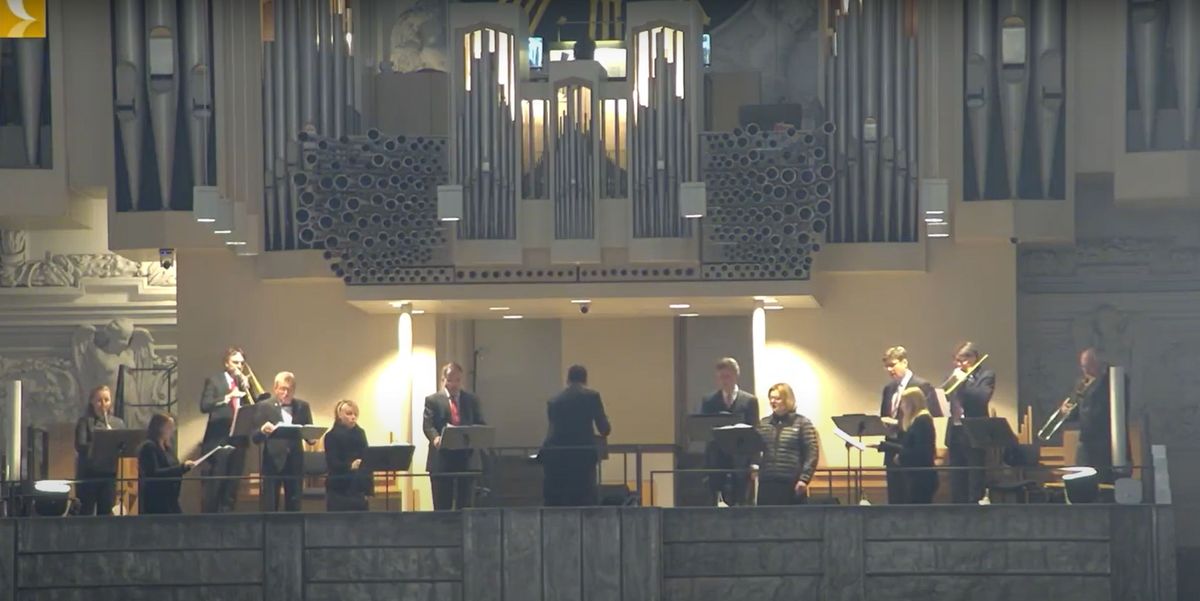 Das Pontifikalhochamt am Ostersonntag gestalteten ein Vokalensemble des Kammerchors am Würzburger Dom und die Domkapelle „Ensemble ecco la musica“ auf historischen Instrumenten unter der Leitung von Domkapellmeister Professor Christian Schmid musikalisch mit.