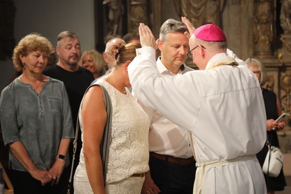 Im Anschluss an den Gottesdienst konnten sich die Paare einzeln von Bischof Dr. Franz Jung sowie weiteren Seelsorgerinnen und Seelsorgern segnen lassen.