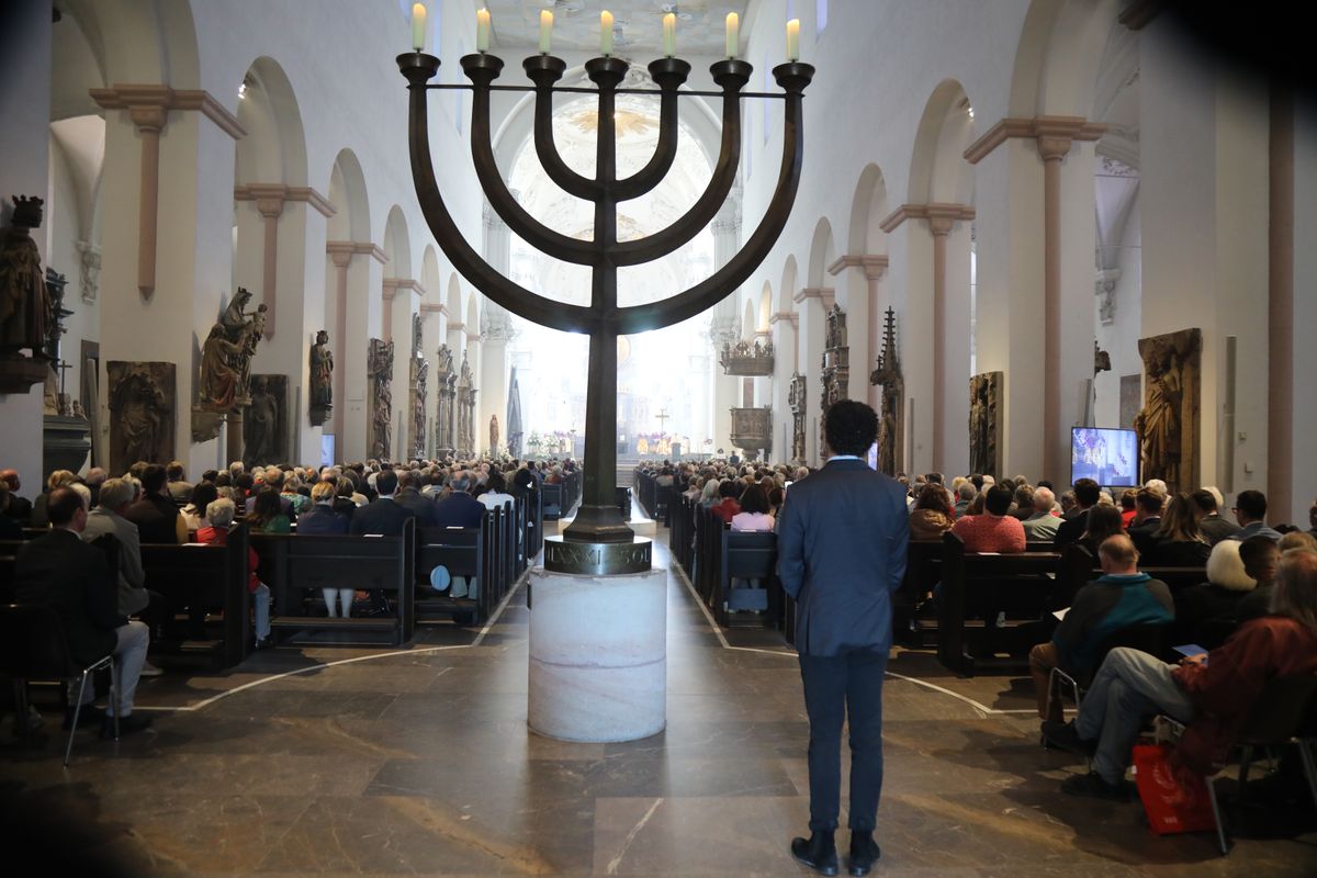 Bei einem Pontifkalgottesdienst im Würzburger Kiliansdom ist an Christi Himmelfahrt, 9. Mai 2024, Weihbischof Paul Reder zum Bischof geweiht worden.