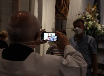 Mit rund 100 Ehepaaren aus der ganzen Diözese hat Bischof Dr. Franz Jung am Montagabend, 28. Juni, einen Gottesdienst im Würzburger Kiliansdom gefeiert. Eingeladen waren Ehejubilare, die in den Jahren 2020 und 2021 ihr silbernes Ehejubiläum feiern. Nach dem Gottesdienst ließen sich die Ehepartner von Bischof Jung und weiteren Priestern und Diakonen mit Abstand segnen.
