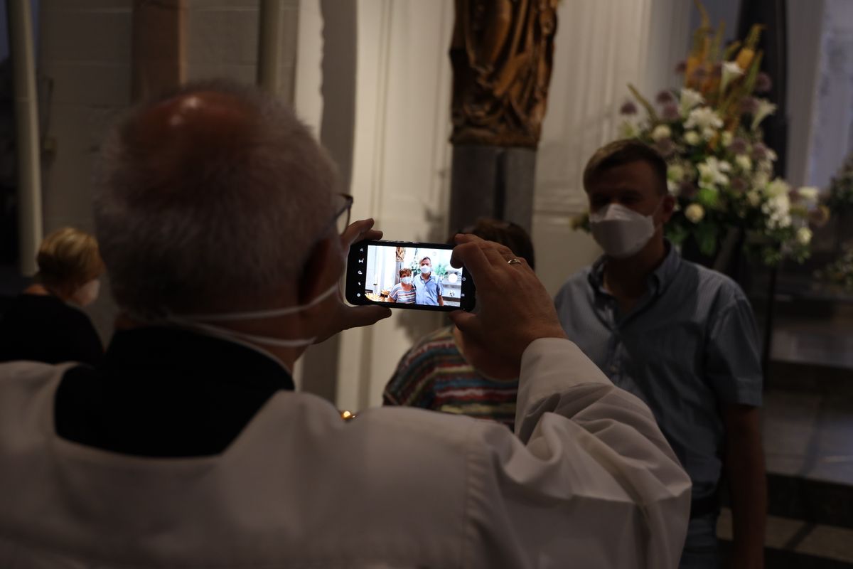 2621/0619 Ehejubilare Bischof 28. Juni Abend_27997 Mit rund 100 Ehepaaren aus der ganzen Diözese hat Bischof Dr. Franz Jung am Montagabend, 28. Juni, einen Gottesdienst im Würzburger Kiliansdom gefeiert. Eingeladen waren Ehejubilare, die in den Jahren 2020 und 2021 ihr silbernes Ehejubiläum feiern. Nach dem Gottesdienst ließen sich die Ehepartner von Bischof Jung und weiteren Priestern und Diakonen mit Abstand segnen.