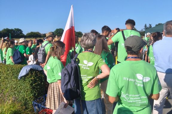 Mehr als100 junge Gärtnerinnen und Gärtner aus 14 EU-Ländern trafen sich auf dem Sankt Markushof des Caritas-Don Bosco-Bildungszentrums zum freundschaftlichen Wettbewerb und Austausch. Mehr als100 junge Gärtnerinnen und Gärtner aus 14 EU-Ländern trafen sich auf dem Sankt Markushof des Caritas-Don Bosco-Bildungszentrums zum freundschaftlichen Wettbewerb und Austausch.