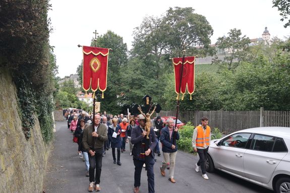 Mit einer Prozession und einem Pontifikalgottesdienst mit Bischof Dr. Franz Jung  ist am Sonntag, 15. September, das 200. Jubiläum der Kirchweihe des Würzburger Käppele gefeiert worden.