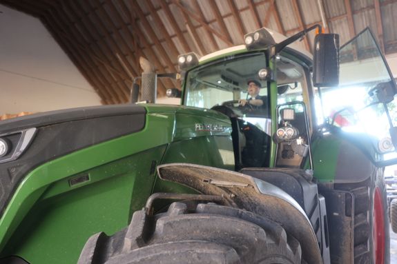 Bischof Dr. Franz Jung im mit 460 PS stärksten Schlepper der Stiftung Juliusspital. 