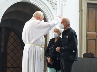 Bischof em. Dr. Friedhelm Hofmann feierte am Mittwochvormittag, 23. Juni, im Kiliansdom einen Pontifikalgottesdienst für Ehejubilare, die in den Jahren 2020 und 2021 auf 50, 60 oder 65 gemeinsame Jahre zurückblicken.