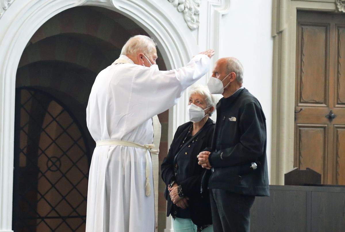 Bischof em. Dr. Friedhelm Hofmann feierte am Mittwochvormittag, 23. Juni, im Kiliansdom einen Pontifikalgottesdienst für Ehejubilare, die in den Jahren 2020 und 2021 auf 50, 60 oder 65 gemeinsame Jahre zurückblicken. Bischof em. Dr. Friedhelm Hofmann feierte am Mittwochvormittag, 23. Juni, im Kiliansdom einen Pontifikalgottesdienst für Ehejubilare, die in den Jahren 2020 und 2021 auf 50, 60 oder 65 gemeinsame Jahre zurückblicken.