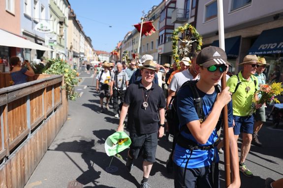 Um 14.30 Uhr betraten die ersten Kreuzbergwallfahrer die Würzburger Semmelstraße und wurden dort von Freunden und Verwandten herzlich begrüßt.