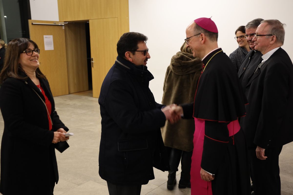 Bischof Dr. Franz Jung begrüßte gemeinsam mit Generalvikar Thomas Keßler und Domkapitular Clemens Bieber, Vorsitzender des Diözesan-Caritasverbands, die Gäste am Eingang des Hörsaalgebäudes. 