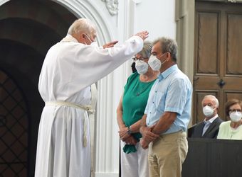 Bischof em. Dr. Friedhelm Hofmann feierte am Mittwochvormittag, 23. Juni, im Kiliansdom einen Pontifikalgottesdienst für Ehejubilare, die in den Jahren 2020 und 2021 auf 50, 60 oder 65 gemeinsame Jahre zurückblicken.