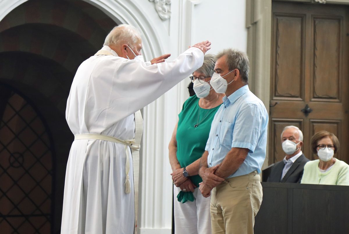 Bischof em. Dr. Friedhelm Hofmann feierte am Mittwochvormittag, 23. Juni, im Kiliansdom einen Pontifikalgottesdienst für Ehejubilare, die in den Jahren 2020 und 2021 auf 50, 60 oder 65 gemeinsame Jahre zurückblicken. Bischof em. Dr. Friedhelm Hofmann feierte am Mittwochvormittag, 23. Juni, im Kiliansdom einen Pontifikalgottesdienst für Ehejubilare, die in den Jahren 2020 und 2021 auf 50, 60 oder 65 gemeinsame Jahre zurückblicken.
