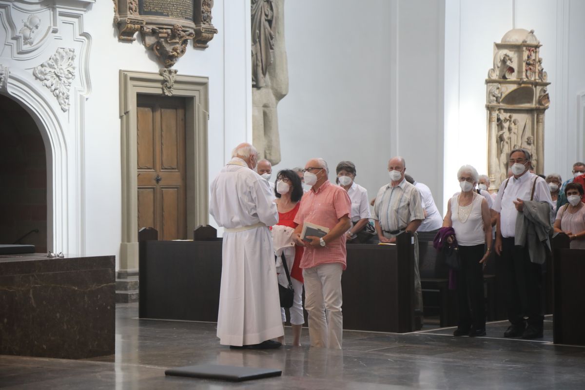 2621/0622 - Ehejubilare Gold mit Weihbischof Ulrich Boom_27877 Weihbischof Ulrich Boom feierte am Montagnachmittag, 26. Juni, einen Gottesdienst für Ehepaare, die 2020 oder 2021 ihr goldenes, diamantenes oder eisernes Ehejubiläum hatten. Im Anschluss konnten sich die Paare segnen lassen.