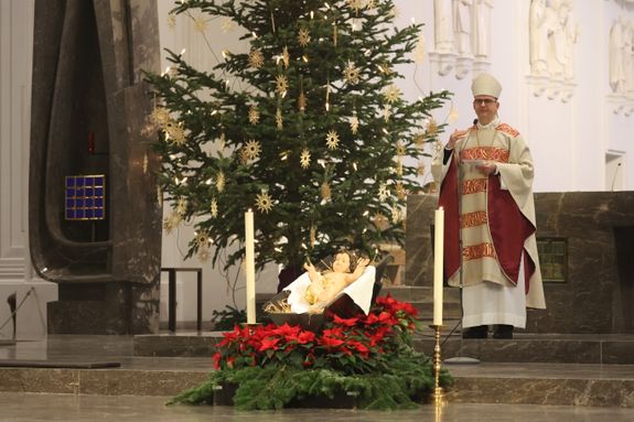 Mit einer Prozession vom Neumünster zum Kiliansdom und einer Pontifikalmesse hat Bischof Dr. Franz Jung am Dienstag, 31. Dezember, in Würzburg für das Bistum das Heilige Jahr eröffnet. Es steht unter dem Motto "Pilger der Hoffnung". 