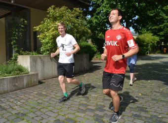 „Sightjogging“ nannte sich das Angebot der Regionalstelle für kirchliche Jugendarbeit (kja) Würzburg beim Kiliani-Tag der Jugend am 10. Juli. Eine vierköpfige Laufgruppe steuerte im Laufschritt sehenswerte Orte („sights“) in Würzburg an. Dort gab es Verschnaufpausen, Trinkwasser in Bechern und Kurzimpulse. Insgesamt legten die Jogger eine Strecke von über sieben Kilometern bei sommerlichen Temperaturen zurück. Im Bild: Die Jogger starten am Kilianeum, dem Haus der Jugend. Vorne laufen Jugendbildungsreferent Peter Lanig (links) von der Regionalstelle für kirchliche Jugendarbeit (kja) Würzburg und Teilnehmer Sebastian Schmied.