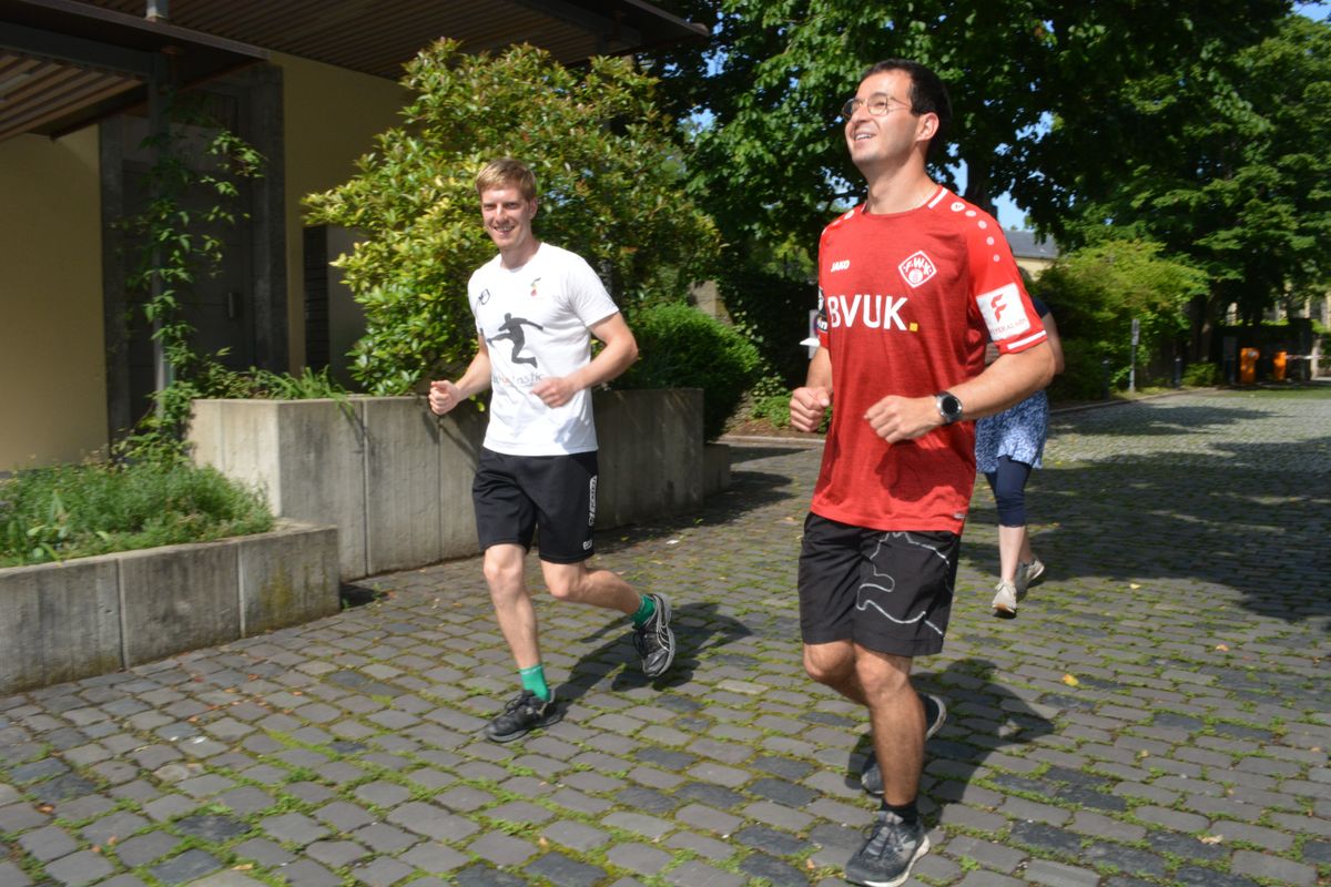 „Sightjogging“ nannte sich das Angebot der Regionalstelle für kirchliche Jugendarbeit (kja) Würzburg beim Kiliani-Tag der Jugend am 10. Juli. Eine vierköpfige Laufgruppe steuerte im Laufschritt sehenswerte Orte („sights“) in Würzburg an. Dort gab es Verschnaufpausen, Trinkwasser in Bechern und Kurzimpulse. Insgesamt legten die Jogger eine Strecke von über sieben Kilometern bei sommerlichen Temperaturen zurück. Im Bild: Die Jogger starten am Kilianeum, dem Haus der Jugend. Vorne laufen Jugendbildungsreferent Peter Lanig (links) von der Regionalstelle für kirchliche Jugendarbeit (kja) Würzburg und Teilnehmer Sebastian Schmied.