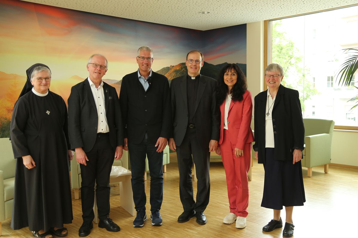 Weihbischof Paul Reder hat am Mittwoch, 9. Juli, einen Kiliani-Gottesdienst in der Kapelle der Ritaschwestern am Juliusspital Hospiz in Würzburg gefeiert. Nach dem Gottesdienst besuchte er das Hospiz und kam in den Austausch mit Mitarbeitenden und Gästen.