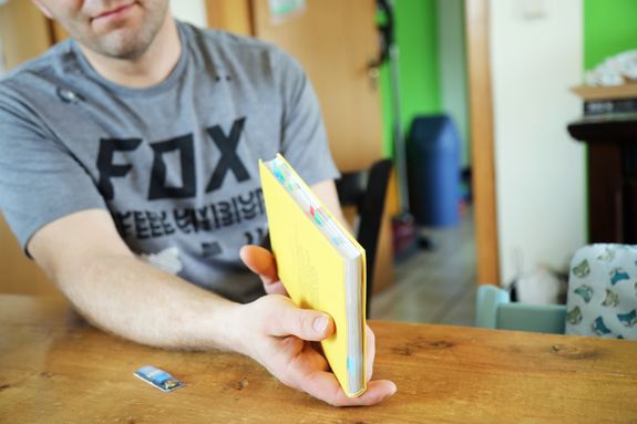 Aufgrund von Corona hat Michael Wegel viel daheim mit dem "Youcat" gearbeitet. Mit farbigen Klebezetteln markiert er die Stellen, zu denen er Fragen hat oder die er mit Diakon Kim Jung Nam Sell diskutieren will. 