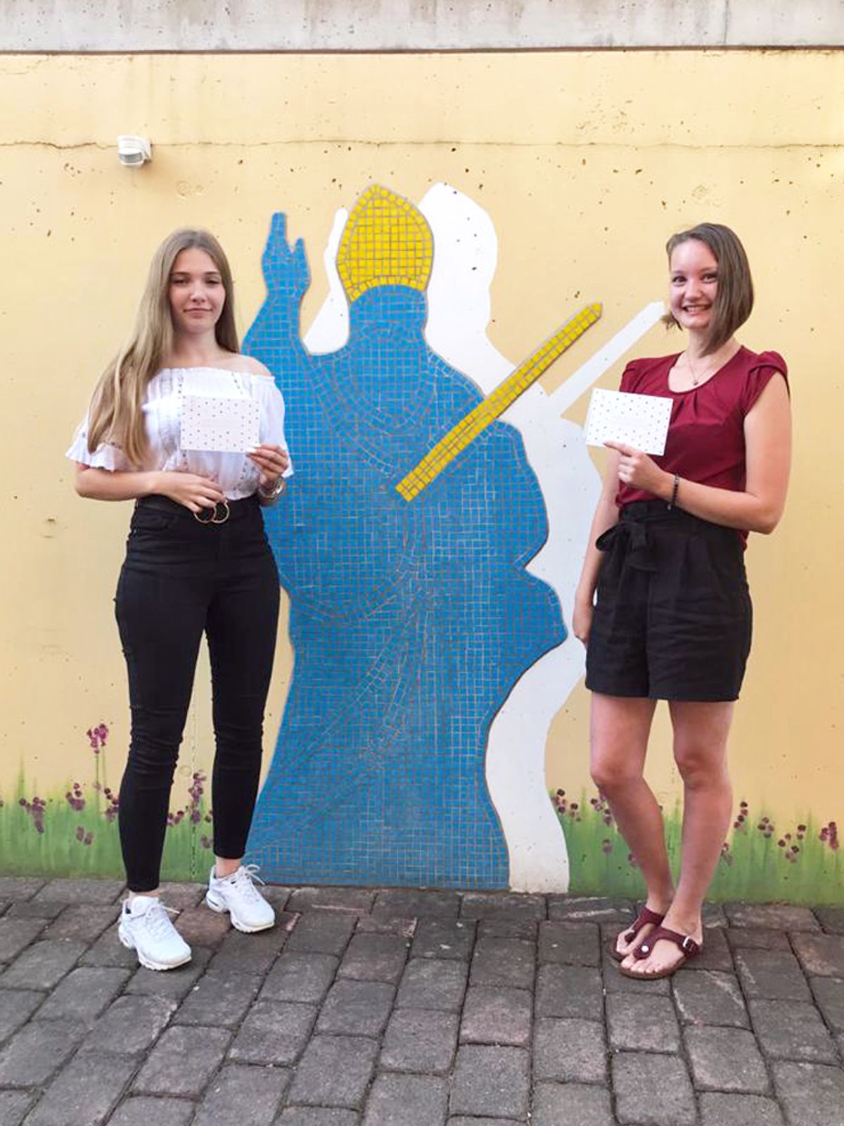 Annalena Eck (links) und Daniela Vad haben im Jugendhaus Sankt Kilian in Miltenberg erfolgreich die Ausbildung als Kauffrau für Büromanagement beziehungsweise staatlich geprüfte Betriebswirtin für Ernährungs- und Versorgungsmanagement abgeschlossen.