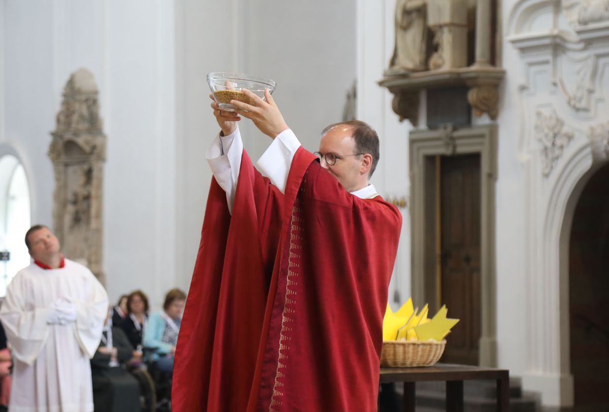 Weihbischof Paul Reder feierte am Samstag, 13. Juli, einen Kiliani-Gottesdienst für Menschen im Alter, in Krankheit und mit Behinderung im Kiliansdom. Menschen aus der Gottesdienstgemeinde brachten die Gaben zum Altar.