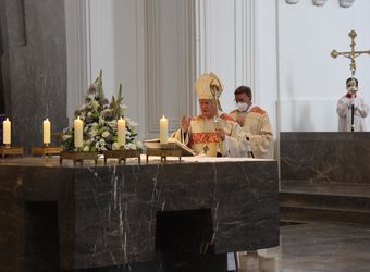 Bischof em. Dr. Friedhelm Hofmann feierte am Freitagnachmittag, 25. Juni, einen Dankgottesdienst mit Ehepaaren, die seit 50, 60 oder 65 Jahren verheiratet sind. Anschließend spendeten der Bischof sowie weitere Priester und Diakone den Jubilaren mit Abstand den Segen.