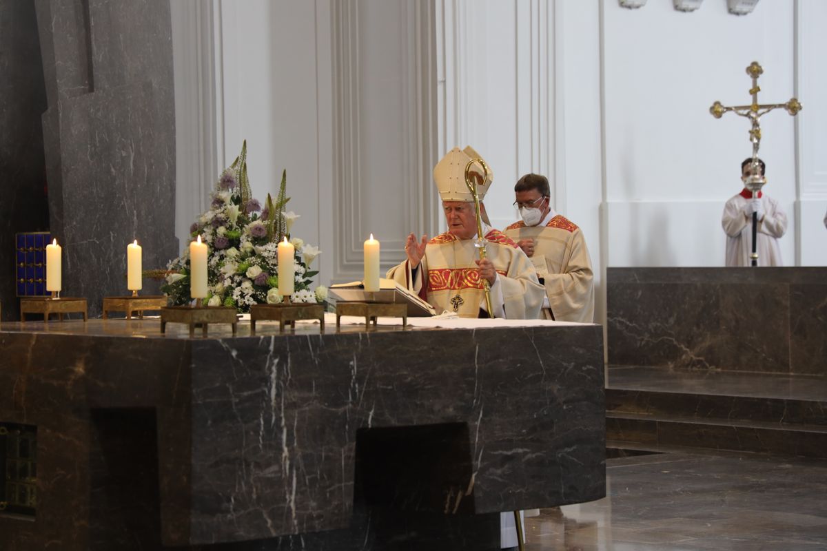 Bischof em. Dr. Friedhelm Hofmann feierte am Freitagnachmittag, 25. Juni, einen Dankgottesdienst mit Ehepaaren, die seit 50, 60 oder 65 Jahren verheiratet sind. Anschließend spendeten der Bischof sowie weitere Priester und Diakone den Jubilaren mit Abstand den Segen.