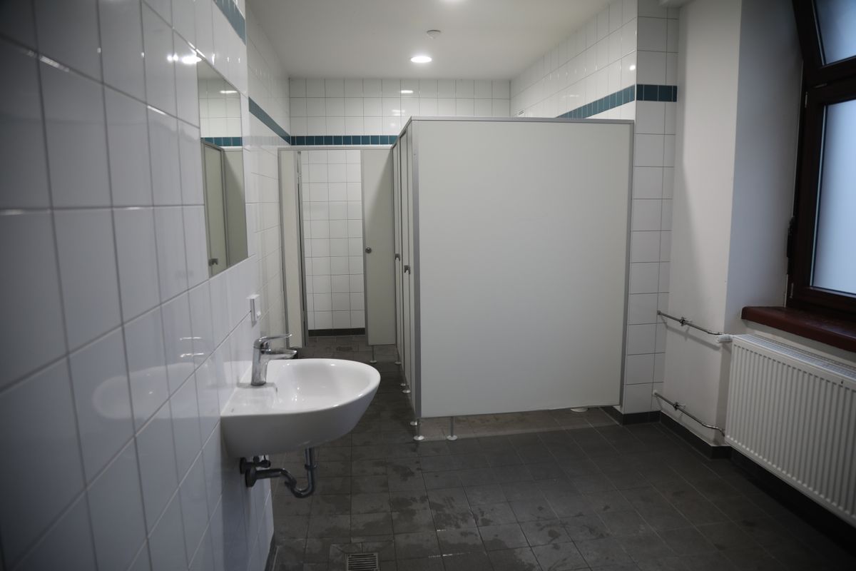 Blick in die Gemeinschaftsduschen im "Familienhaus". Blick in die Gemeinschaftsduschen im "Familienhaus".