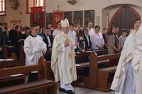 Weihbischof Paul Reder hat am Donnerstag, 16. Mai, auf den Tag genau eine Woche nach seiner Bischofsweihe, zum ersten Mal eine Firmung gehalten.  25 Jungen und Mädchen spendete er in Hofheim das Sakrament. Weihbischof Paul Reder hat am Donnerstag, 16. Mai, auf den Tag genau eine Woche nach seiner Bischofsweihe, zum ersten Mal eine Firmung gehalten.  25 Jungen und Mädchen spendete er in Hofheim das Sakrament.