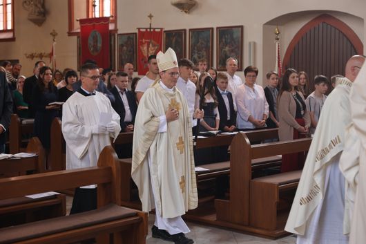 Weihbischof Paul Reder hat am Donnerstag, 16. Mai, auf den Tag genau eine Woche nach seiner Bischofsweihe, zum ersten Mal eine Firmung gehalten.  25 Jungen und Mädchen spendete er in Hofheim das Sakrament. Weihbischof Paul Reder hat am Donnerstag, 16. Mai, auf den Tag genau eine Woche nach seiner Bischofsweihe, zum ersten Mal eine Firmung gehalten.  25 Jungen und Mädchen spendete er in Hofheim das Sakrament.