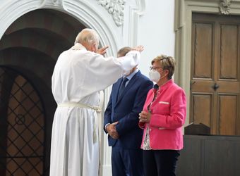 Bischof em. Dr. Friedhelm Hofmann feierte am Mittwochvormittag, 23. Juni, im Kiliansdom einen Pontifikalgottesdienst für Ehejubilare, die in den Jahren 2020 und 2021 auf 50, 60 oder 65 gemeinsame Jahre zurückblicken.