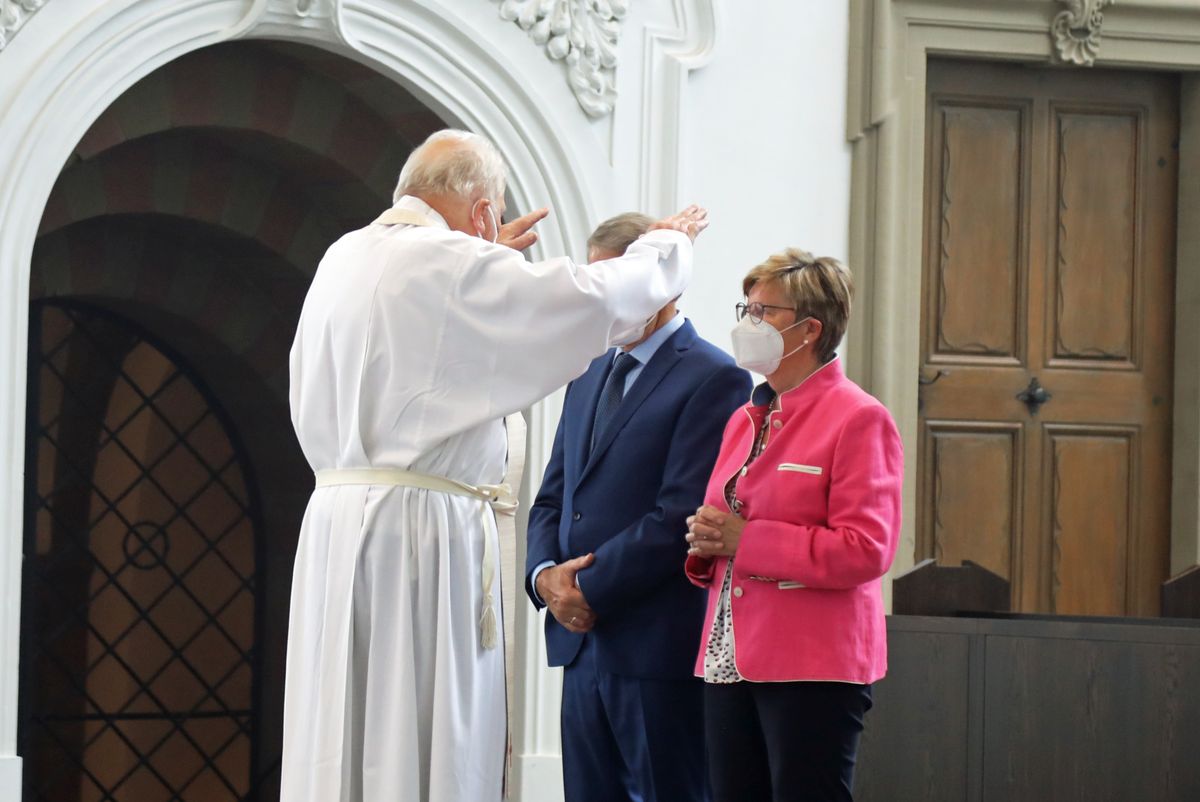 Bischof em. Dr. Friedhelm Hofmann feierte am Mittwochvormittag, 23. Juni, im Kiliansdom einen Pontifikalgottesdienst für Ehejubilare, die in den Jahren 2020 und 2021 auf 50, 60 oder 65 gemeinsame Jahre zurückblicken. Bischof em. Dr. Friedhelm Hofmann feierte am Mittwochvormittag, 23. Juni, im Kiliansdom einen Pontifikalgottesdienst für Ehejubilare, die in den Jahren 2020 und 2021 auf 50, 60 oder 65 gemeinsame Jahre zurückblicken.