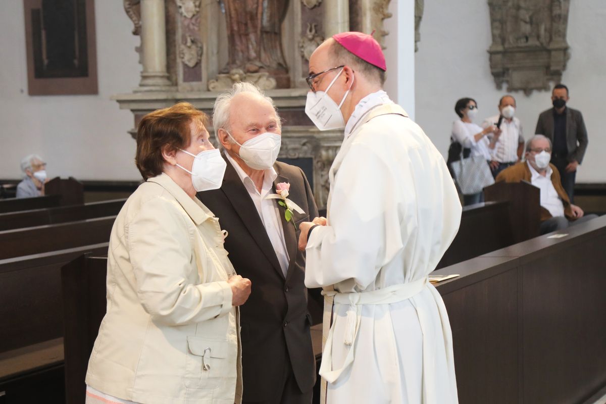 2721/0648 Gottesdienst für Ehejubilare mit Bischof Dr. Franz Jung am Freitagnachmittag, 2. Juli 2021_28540 Bischof Dr. Franz Jung feierte am Freitagnachmittag, 2. Juli 2021, einen Dankgottesdienst im Kiliansdom mit Ehepaaren, die goldenes, diamantenes oder eisernes Ehejubiläum feiern.