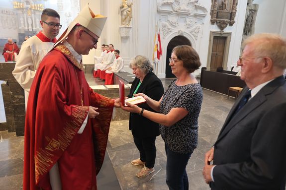 Mit dem päpstlichen Ehrenkreuz "Pro Ecclesia et Pontifice" hat Bischof Dr. Franz Jung im Namen von Papst Franziskus Petra Straub ausgezeichnet. 