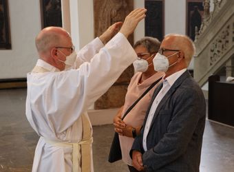 Bischof em. Dr. Friedhelm Hofmann feierte am Freitagnachmittag, 25. Juni, einen Dankgottesdienst mit Ehepaaren, die seit 50, 60 oder 65 Jahren verheiratet sind. Anschließend spendeten der Bischof sowie weitere Priester und Diakone den Jubilaren mit Abstand den Segen.
