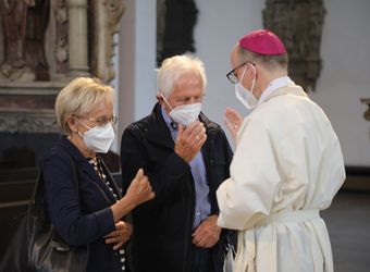Bischof Dr. Franz Jung segnete nach dem Gottesdienst die Ehejubilare.