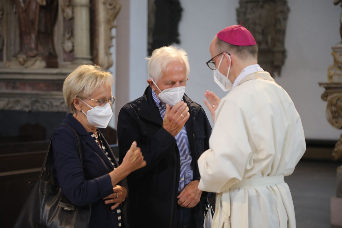 2721/0630_Ehejubilare mit Bischof Franz Jung_28193 Bischof Dr. Franz Jung segnete nach dem Gottesdienst die Ehejubilare.
