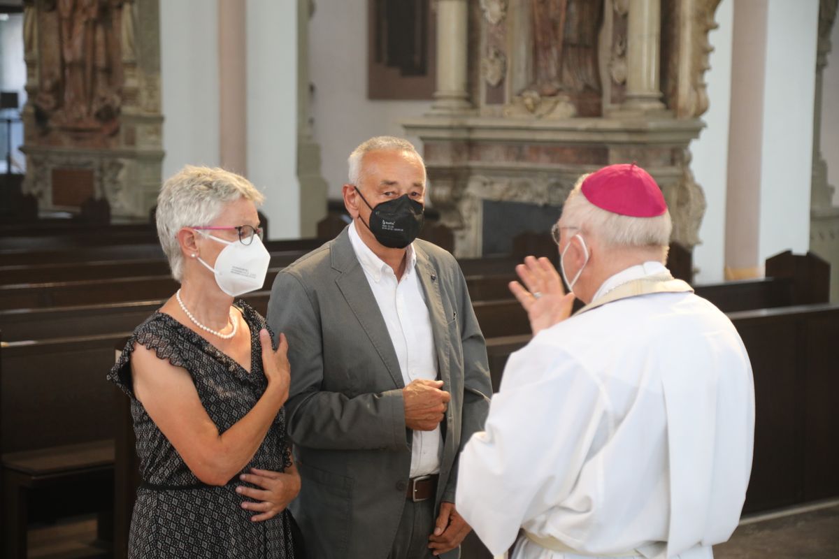 2621/0622 - Ehejubilare Gold mit Weihbischof Ulrich Boom_27932 Weihbischof Ulrich Boom feierte am Montagnachmittag, 26. Juni, einen Gottesdienst für Ehepaare, die 2020 oder 2021 ihr goldenes, diamantenes oder eisernes Ehejubiläum hatten. Im Anschluss konnten sich die Paare segnen lassen.