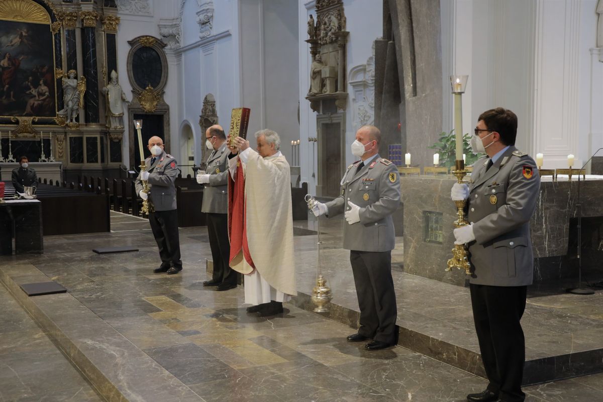Bischof Dr. Franz Jung feiert mit Soldatinnen und Soldaten der Bundeswehr am Donnerstag, 28, Januar, im Würzburger Kiliansdom einen Gottesdienst  aus Anlass des Weltfriedenstags.