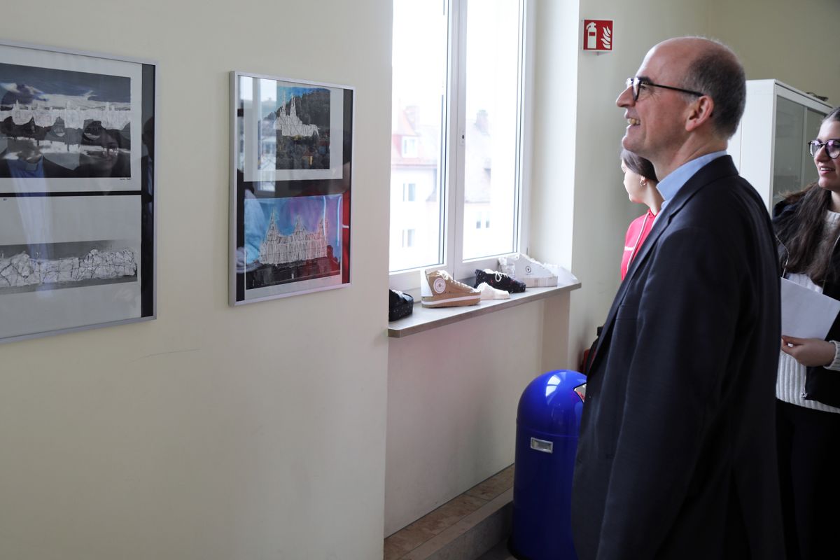 1525/0353 Bischof Jung besucht Sankt-Ursula-Schule_57009