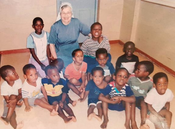 Schwester Elkana mit ihren Schützlingen im Kinderheim St. Joseph in Mbongolwane. Schwester Elkana mit ihren Schützlingen im Kinderheim St. Joseph in Mbongolwane.