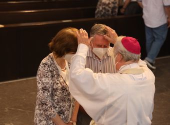 Bischof em. Dr. Friedhelm Hofmann feierte am Freitagnachmittag, 25. Juni, einen Dankgottesdienst mit Ehepaaren, die seit 50, 60 oder 65 Jahren verheiratet sind. Anschließend spendeten der Bischof sowie weitere Priester und Diakone den Jubilaren mit Abstand den Segen.