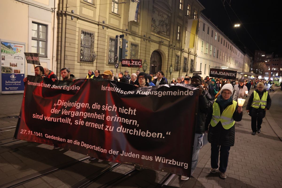 An die erste Deportation von jüdischen Menschen aus Würzburg durch die Nationalsozialisten am 27. November 1941 erinnerte ein von der Gemeinschaft Sant