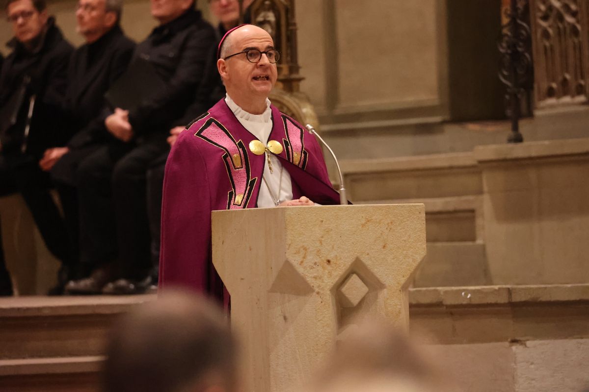 In seiner Predigt erinnerte Bischof Dr. Franz Jung daran, dass die 40 Tage der Fastenzeit eine Chance zur Tauferneuerung seien. In seiner Predigt erinnerte Bischof Dr. Franz Jung daran, dass die 40 Tage der Fastenzeit eine Chance zur Tauferneuerung seien.