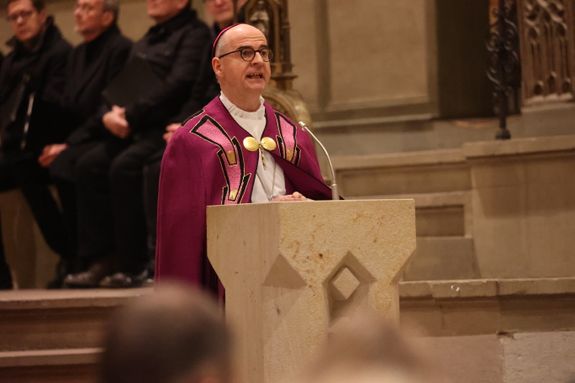 In seiner Predigt erinnerte Bischof Dr. Franz Jung daran, dass die 40 Tage der Fastenzeit eine Chance zur Tauferneuerung seien. In seiner Predigt erinnerte Bischof Dr. Franz Jung daran, dass die 40 Tage der Fastenzeit eine Chance zur Tauferneuerung seien.