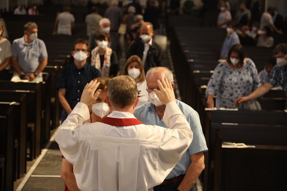 Generalvikar Dr. Jürgen Vorndran feierte am Dienstagabend, 29. Juni, einen Dankgottesdienst mit Ehejubilaren, die 2020 oder 2021 silberne Hochzeit feiern. Im Anschluss hatten die Ehepaare Gelegenheit, sich segnen zu lassen.