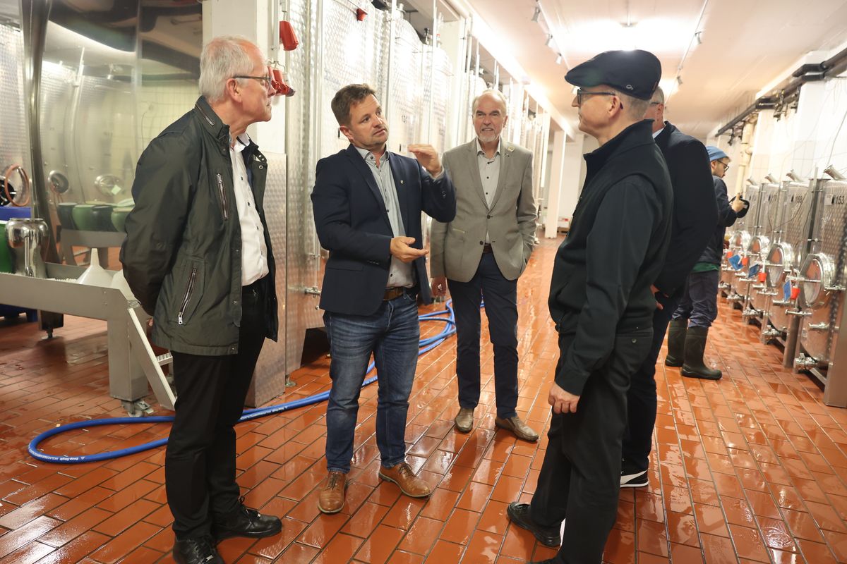 Im Keller der Würzburger Kelterhalle des Juliusspitals (von links): Pfarrer Bernhard Stühler, Matthias Wallrapp, Leiter des Geschäftsbereichs Landwirtschaft, Weingut und Forstbetrieb, Oberpflegamtsdirektor Walter Herberth und Bischof Dr. Franz Jung.