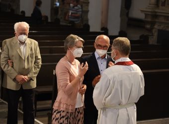 Generalvikar Dr. Jürgen Vorndran feierte am Dienstagabend, 29. Juni, einen Dankgottesdienst mit Ehejubilaren, die 2020 oder 2021 silberne Hochzeit feiern. Im Anschluss hatten die Ehepaare Gelegenheit, sich segnen zu lassen.